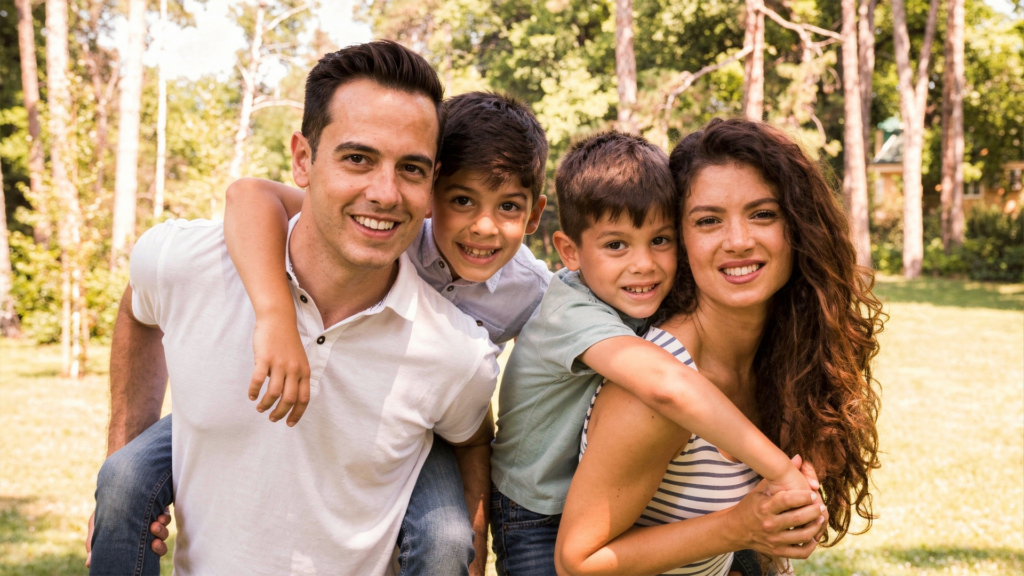 Familia latina en el campo muy alegre