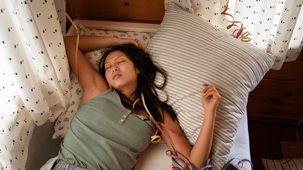 mujer durmiendo en cama vista desde arriba