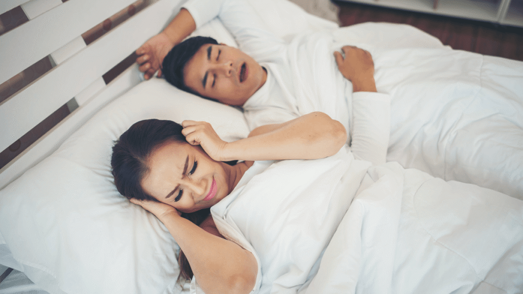 pareja durminedo hombre ronca apnea sueño